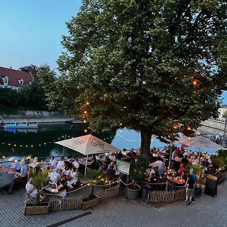 Schlossblick An Der Donau בית אירוח