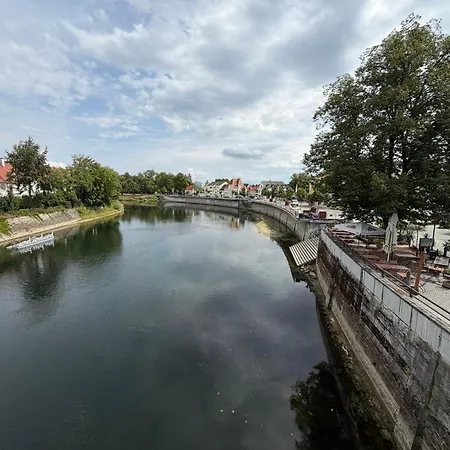 Schlossblick An Der Donau